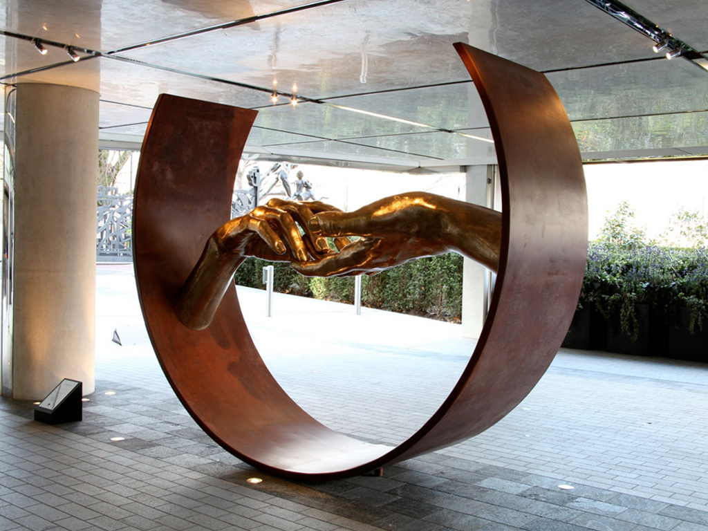 “finding love” installed in hyde park in 2011, © lorenzo quinn